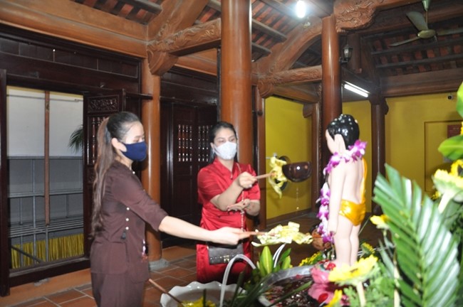 Leaders of agencies congratulate on Buddha's birthday to Tieu Dao pagoda